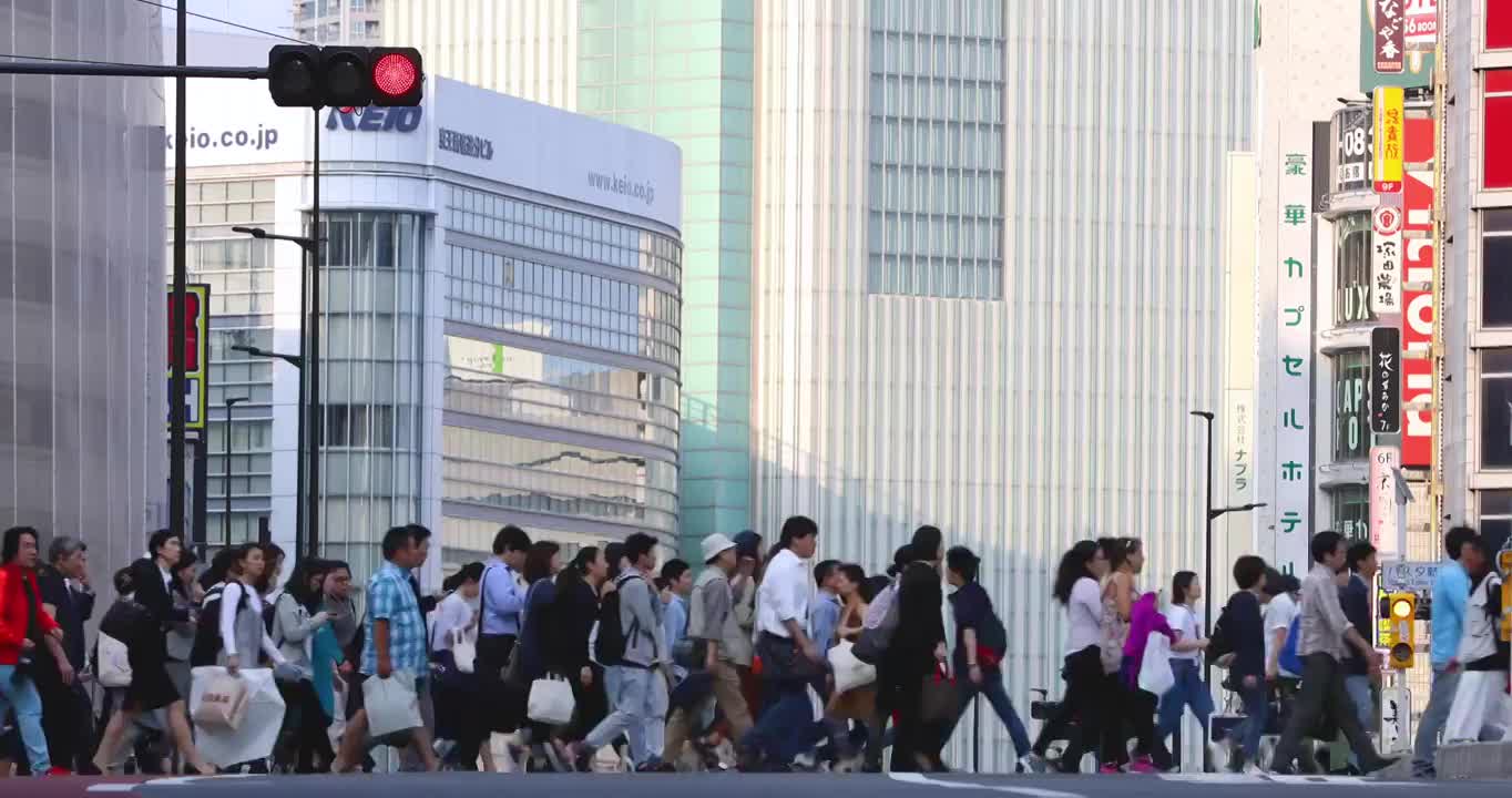 日本东京，行人在斑马线上行走视频素材