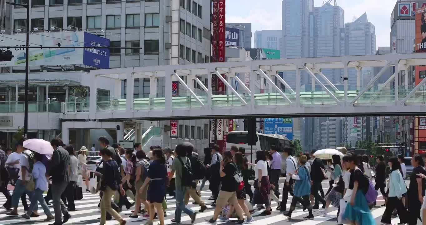 日本东京，行人在斑马线上行走视频素材