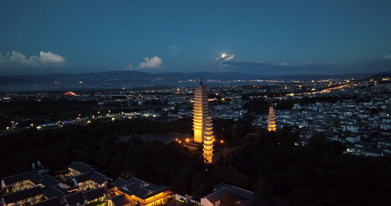 云南大理崇圣三塔夜景航拍视频素材