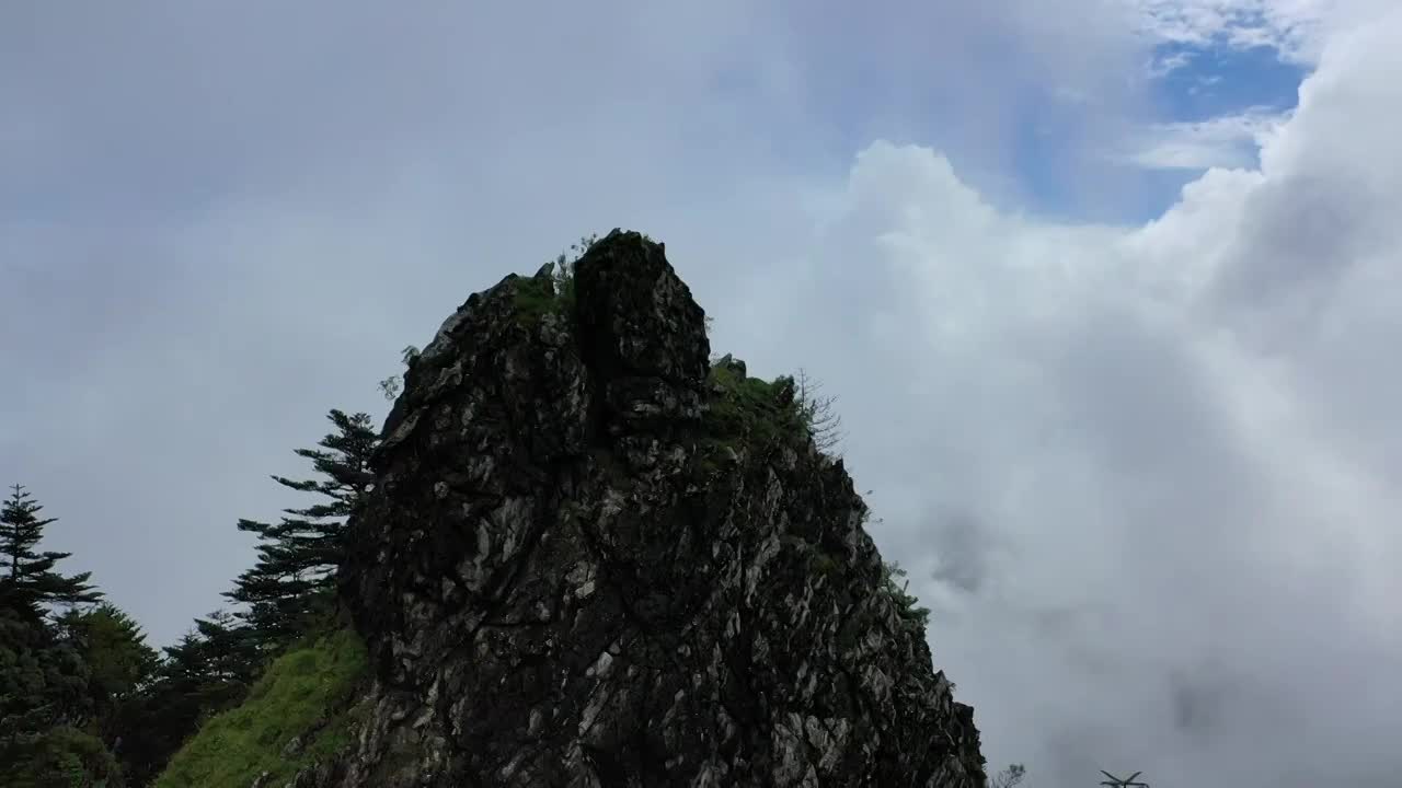 湖北神农架林区神农顶云雾缭绕自然风光视频素材