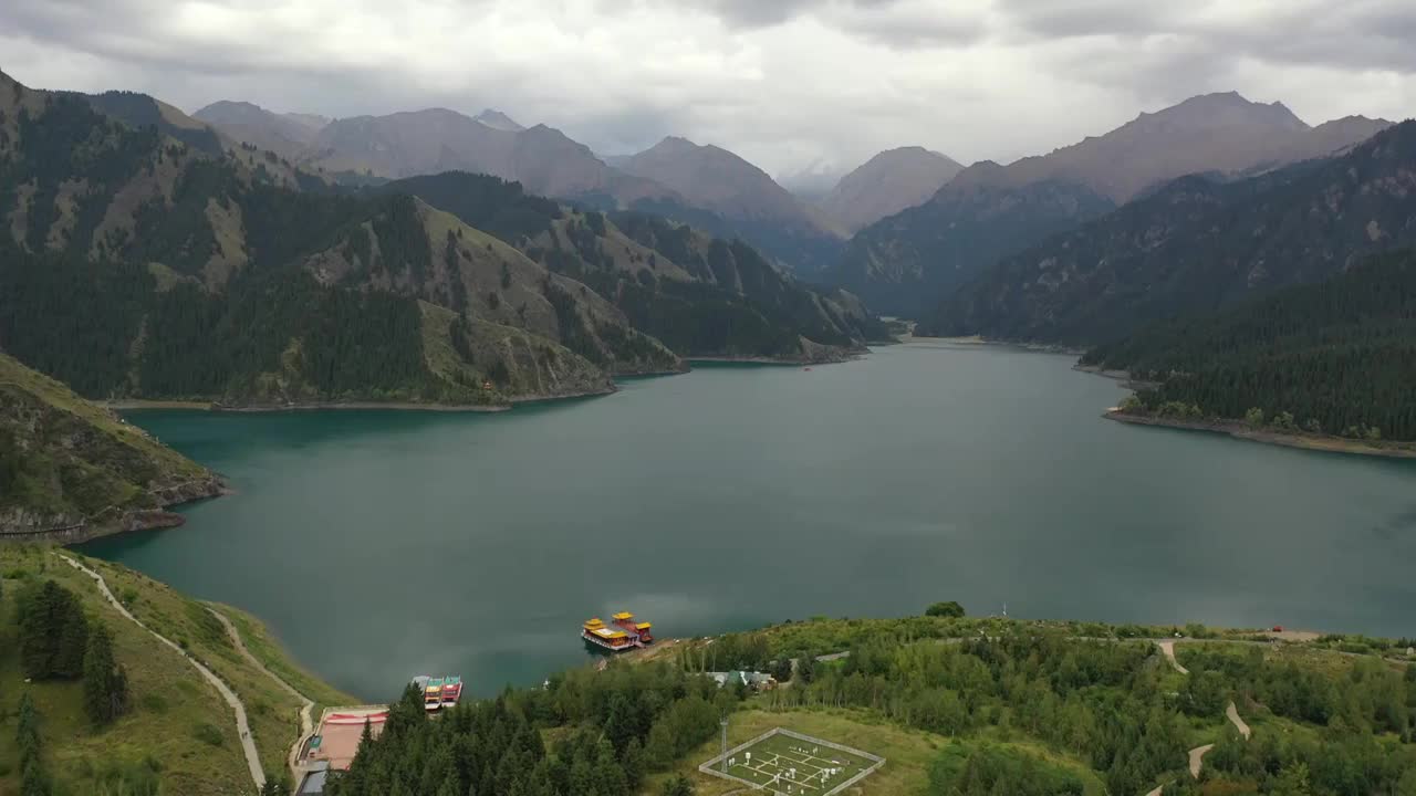 新疆博格达峰天山天池自然风光航拍视频素材