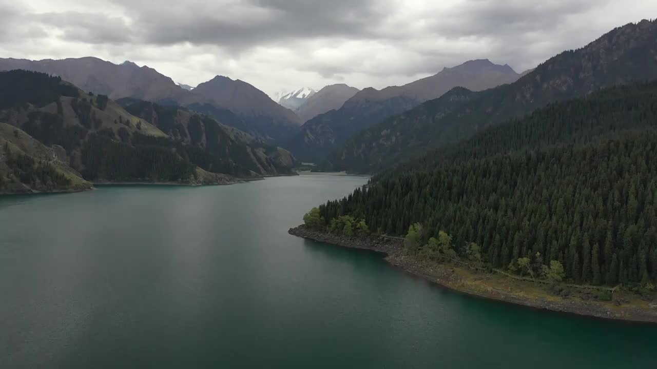 新疆博格达峰天山天池自然风光航拍视频素材