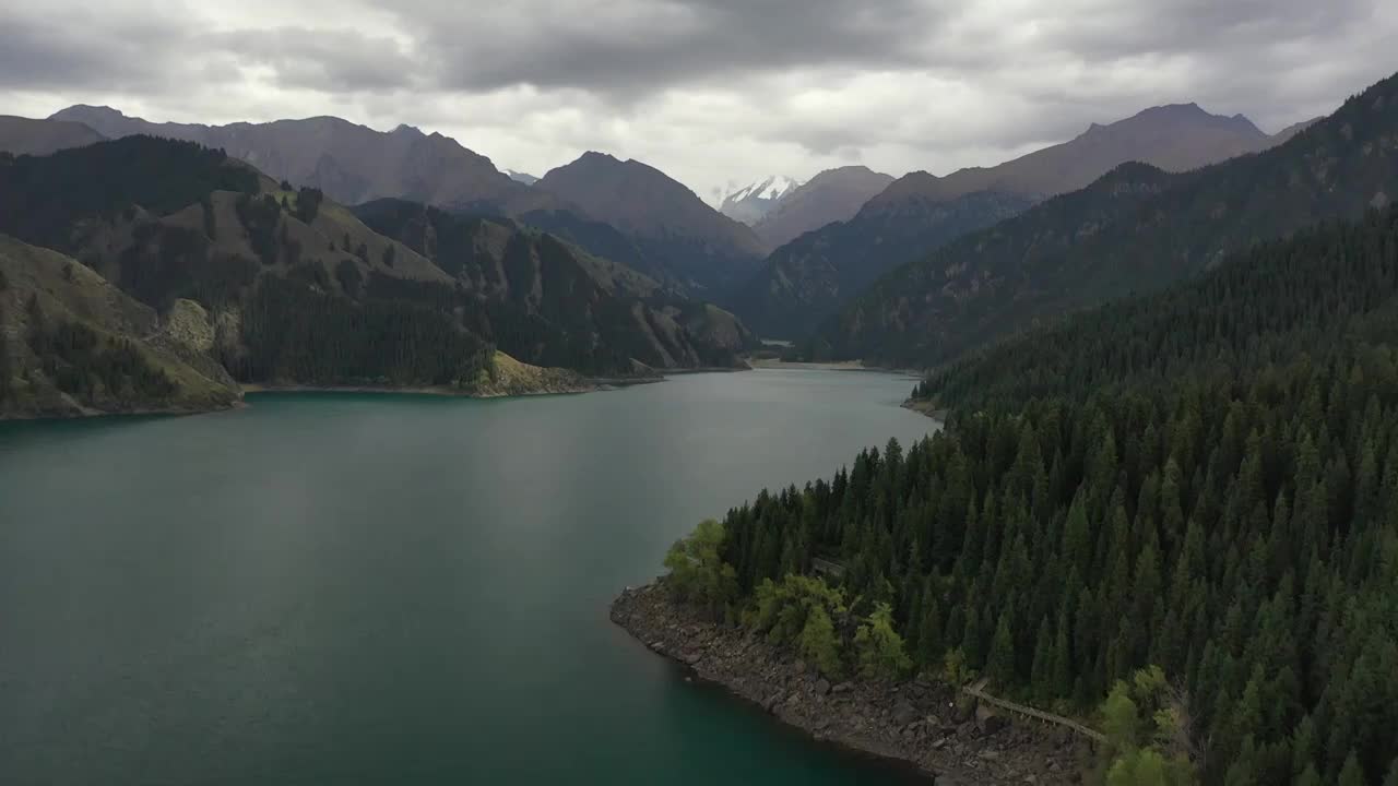 新疆博格达峰天山天池自然风光航拍视频素材