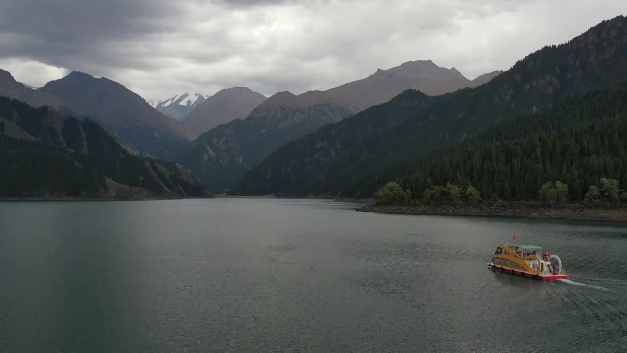 新疆博格达峰天山天池自然风光航拍视频素材