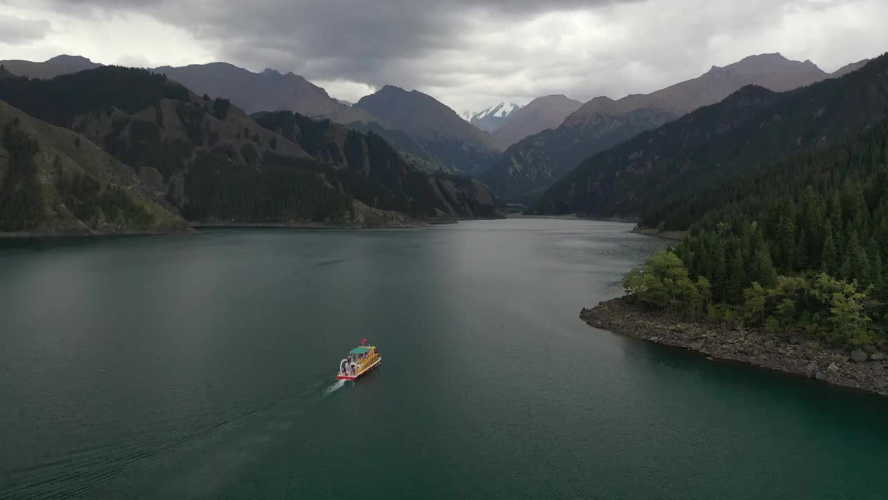 新疆博格达峰天山天池自然风光航拍视频素材