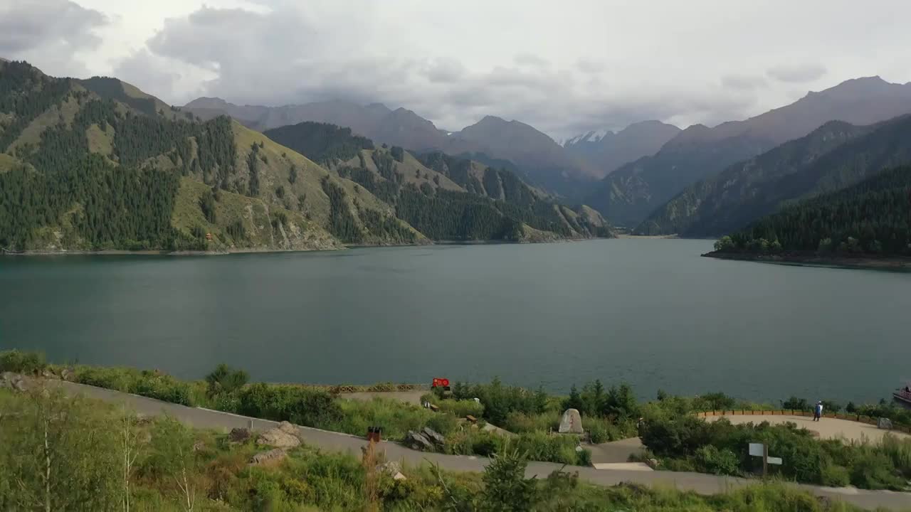 新疆博格达峰天山天池自然风光航拍视频素材