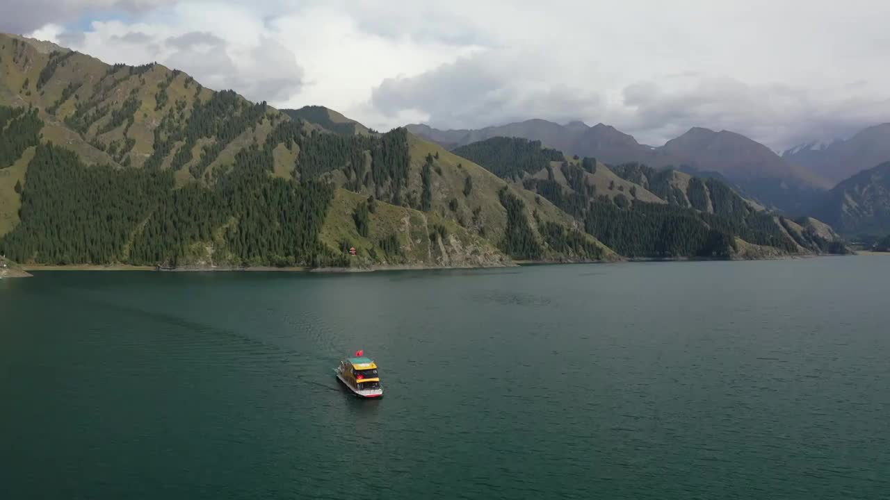 新疆博格达峰天山天池自然风光航拍视频素材