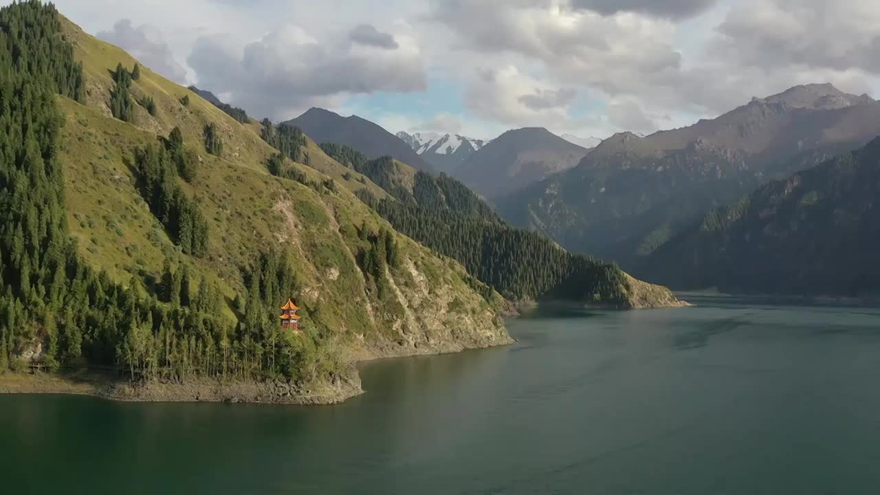 新疆博格达峰天山天池自然风光航拍视频素材