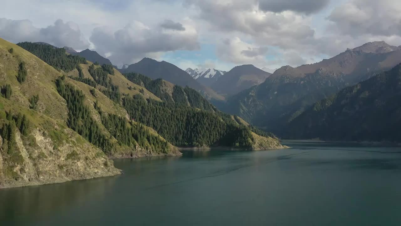 新疆博格达峰天山天池自然风光航拍视频素材