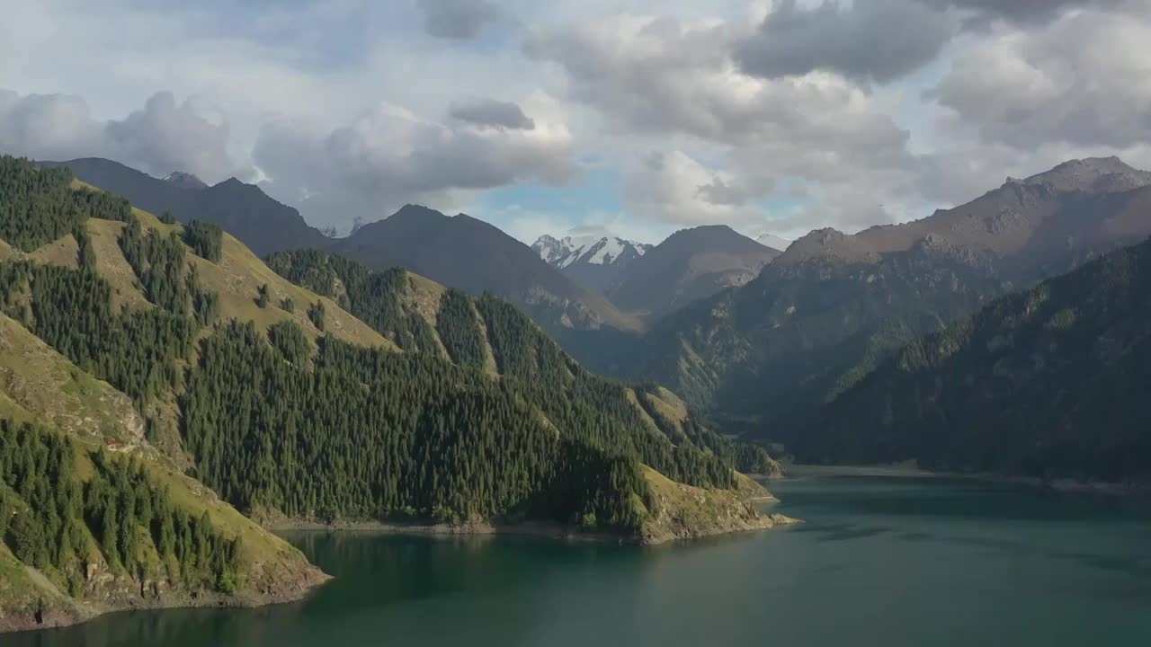 新疆博格达峰天山天池自然风光航拍视频素材