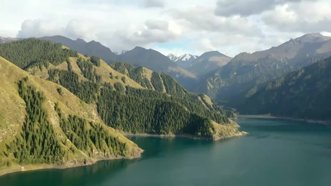 新疆博格达峰天山天池自然风光航拍视频素材