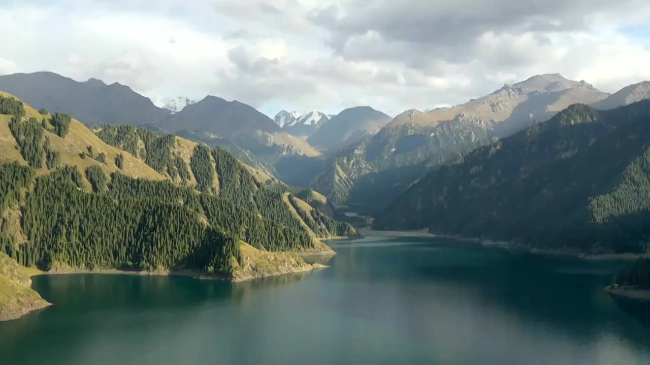 新疆博格达峰天山天池自然风光航拍视频素材