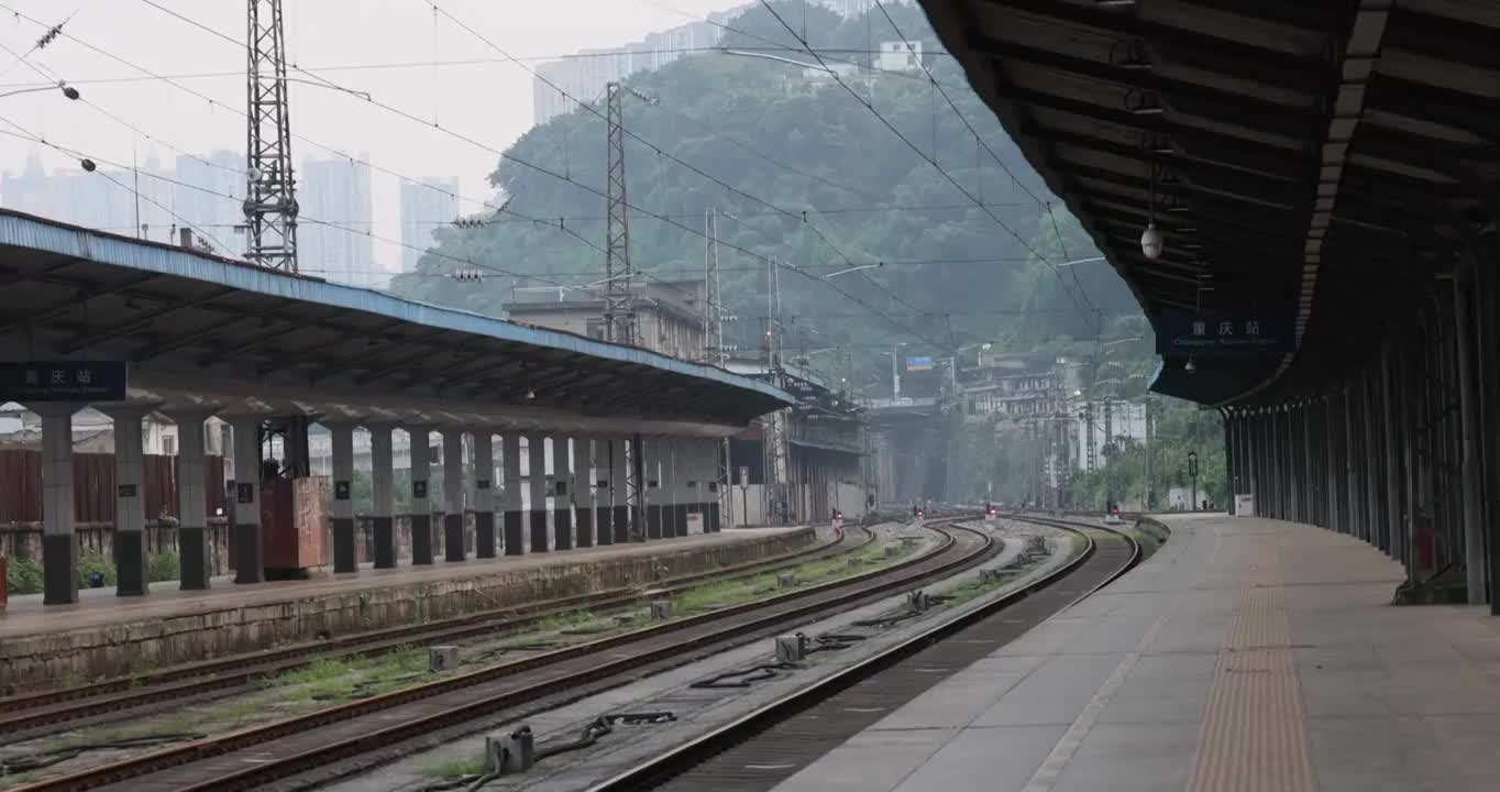 最后一天运营的重庆站（菜园坝火车站），即将拆除服役七十年的站台与铁轨视频素材