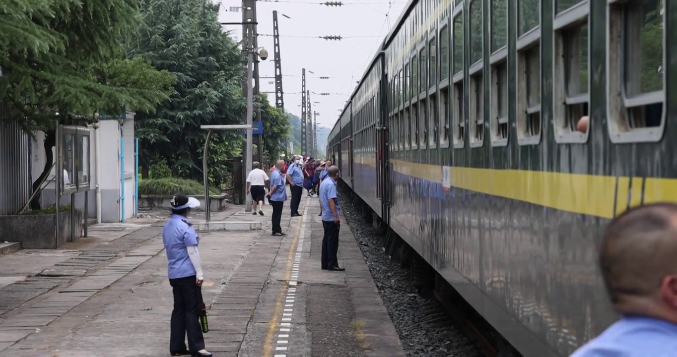 铁路客运：5611次列车中途站点的站台人员视频素材