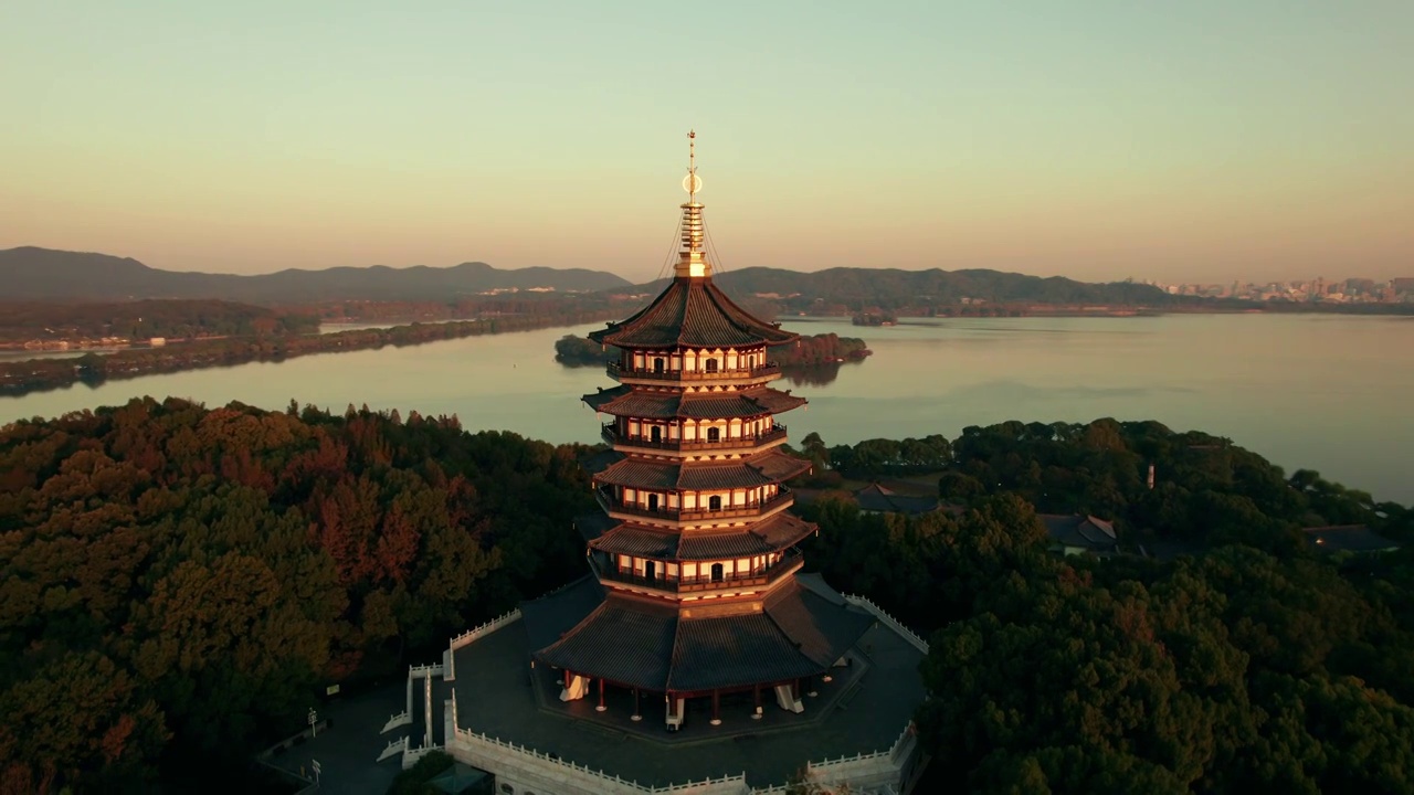 秋天的雷峰塔，日出时分视频素材