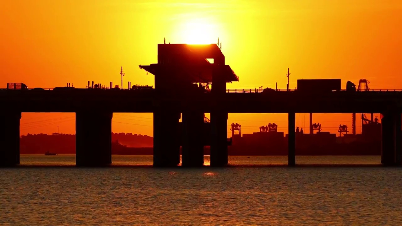 夕阳下的深圳湾大桥唯美海岸下班货运高峰期桥剪影4k级镜头视频素材