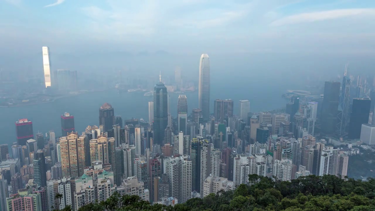 香港太平山拍维多利亚港日转夜延时视频素材