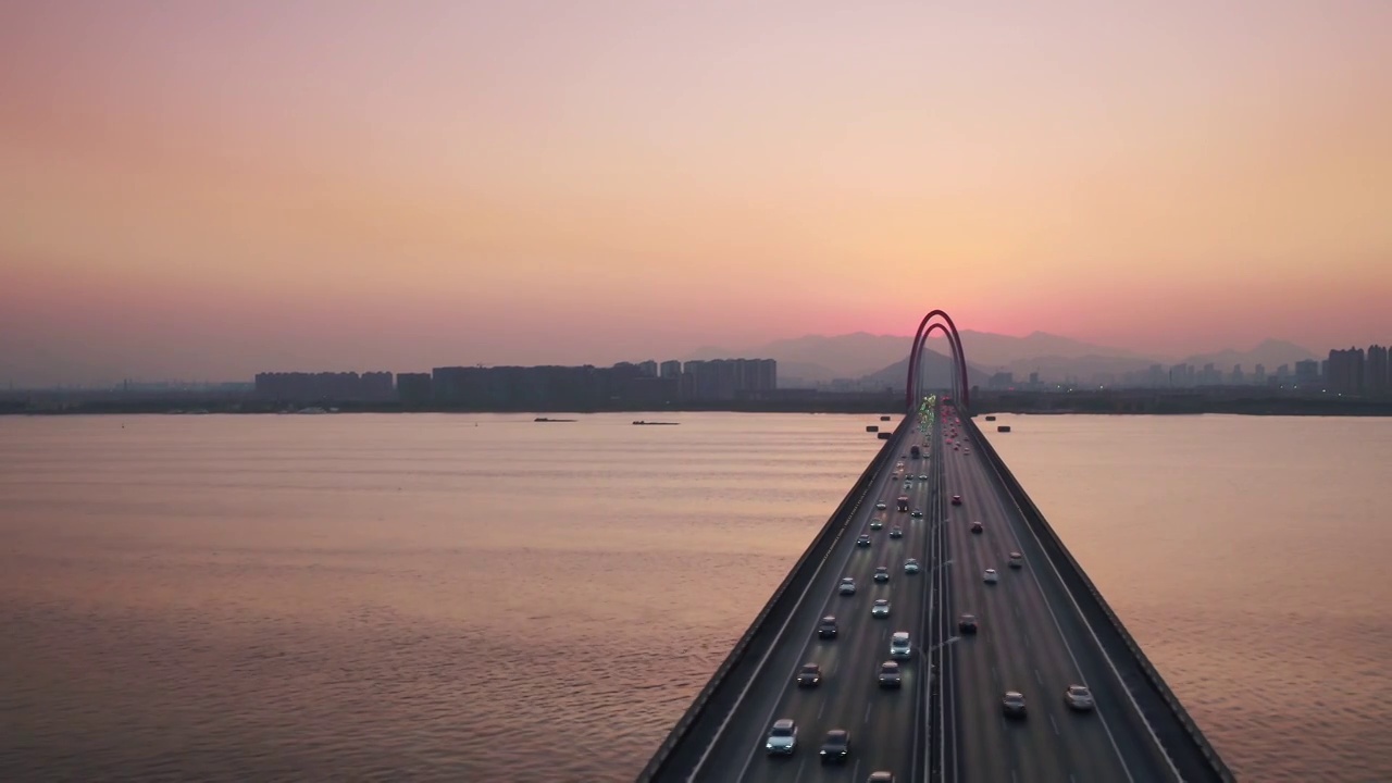 夕阳余晖下钱塘江上之江大桥航拍视频素材