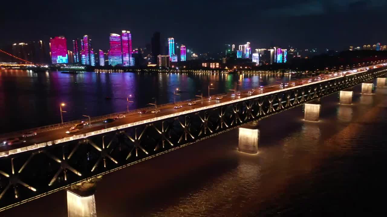 湖北武汉长江大桥江滩夜景天际线风光视频素材