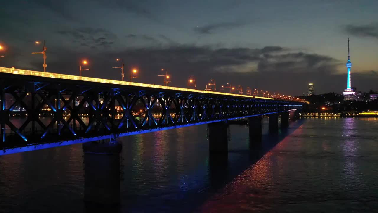 湖北武汉长江大桥江滩夜景天际线风光视频素材