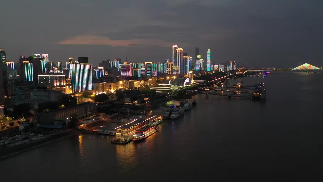 湖北武汉长江大桥江滩夜景天际线风光视频素材