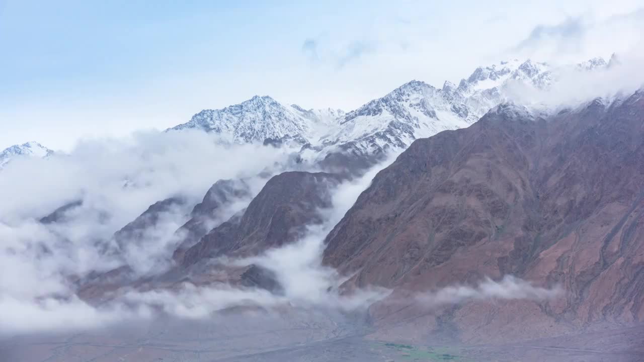 帕米尔高原上雪山云雾延时视频素材