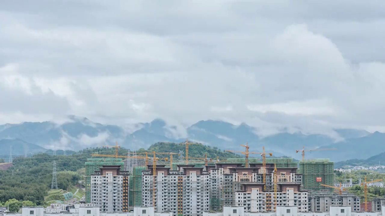 夏季远山的云，阵雨和施工的工地视频素材