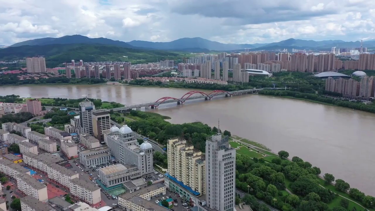 航拍夏天山水城市桥梁风光视频素材