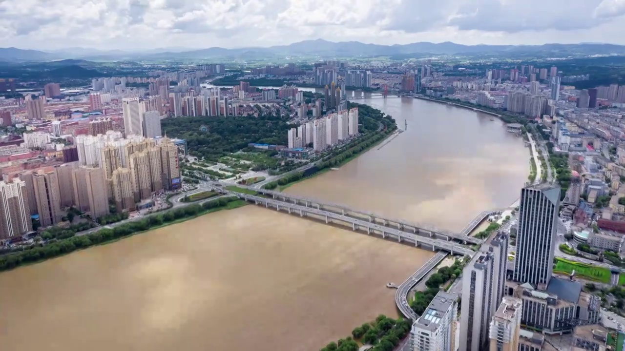 航拍夏天汛期邻水城市风光视频素材