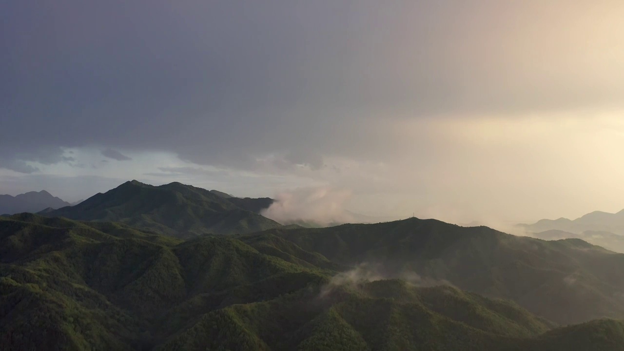 傍晚夕阳下山脉间出现的云海视频素材