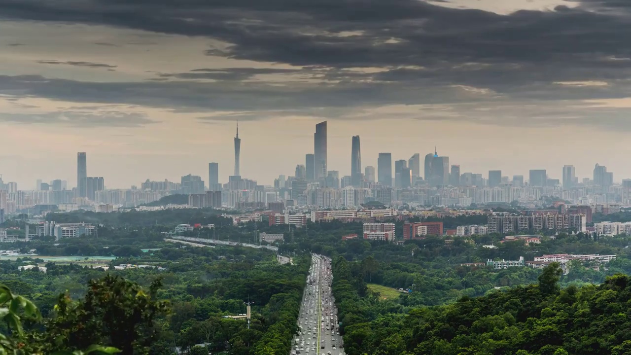 超长焦视角下广州华南快速路-广州塔-珠江新城商务区城市天际线极端天气黄昏夜景延时摄影视频素材