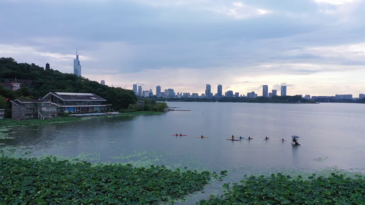 夏季南京玄武湖公园的水上运动视频素材