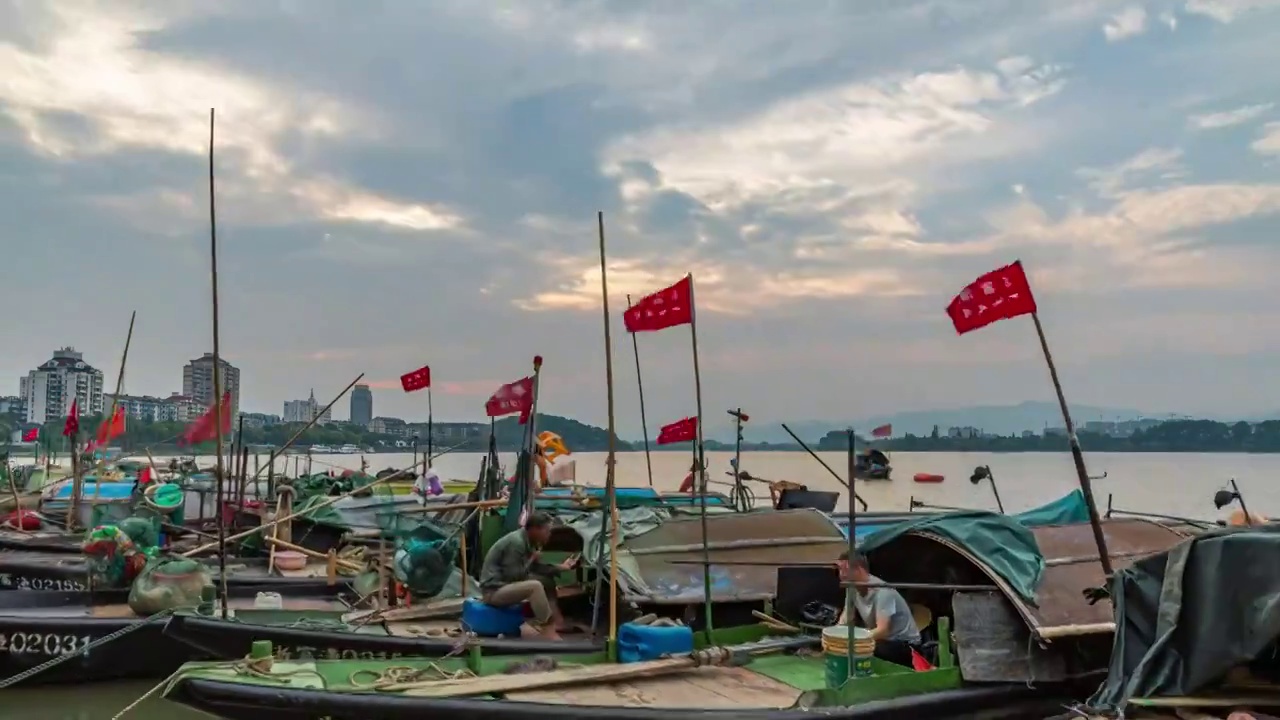 夏日清晨，渔舟沐浴着朝霞满载而归视频素材