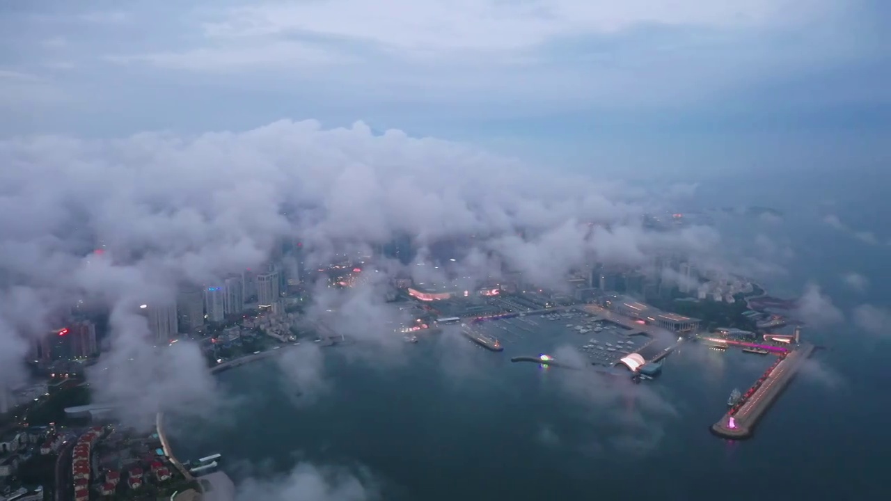 青岛城市天际线的平流雾航拍视频素材