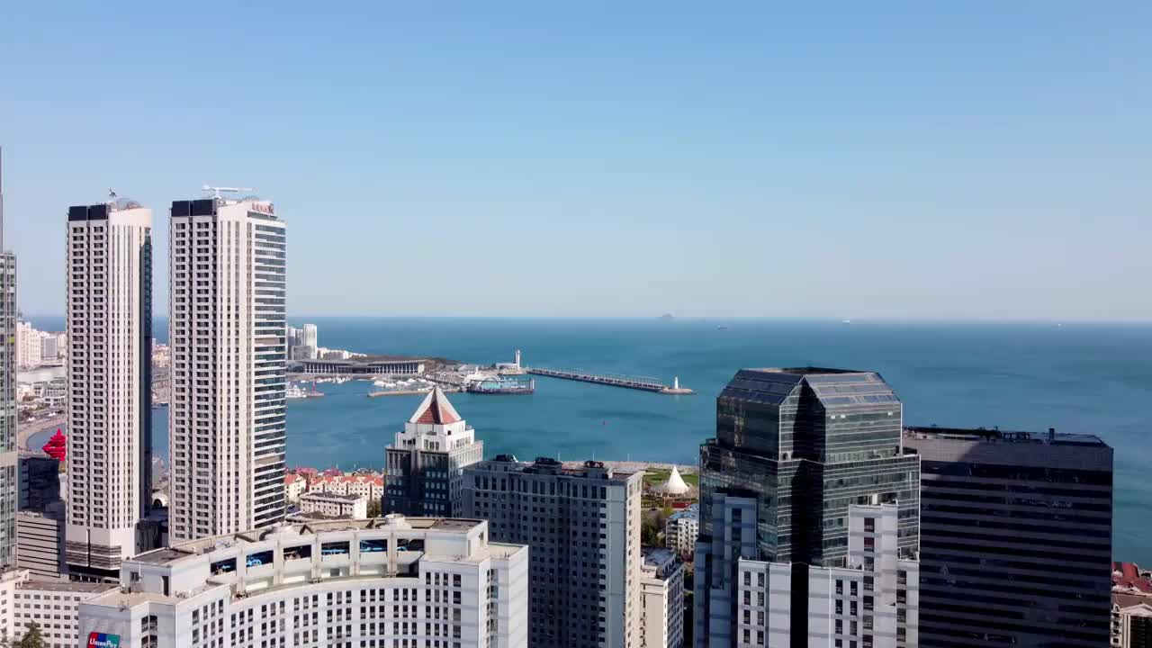 青岛五四广场海岸线｜城市天际线｜高空航拍飞向深蓝大海视频素材