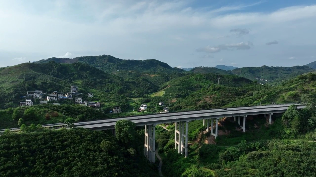 晴朗天空下桂林穿过群山的高速公路视频素材