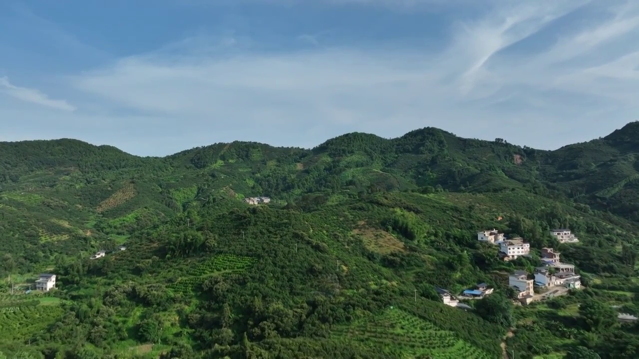 晴朗天空下桂林穿过群山的高速公路视频素材