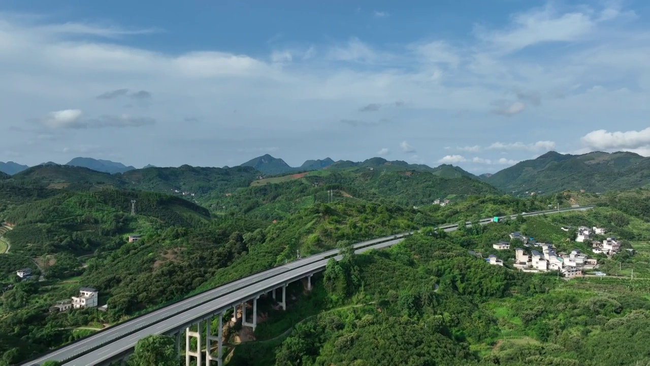 晴朗天空下桂林穿过群山的高速公路视频素材