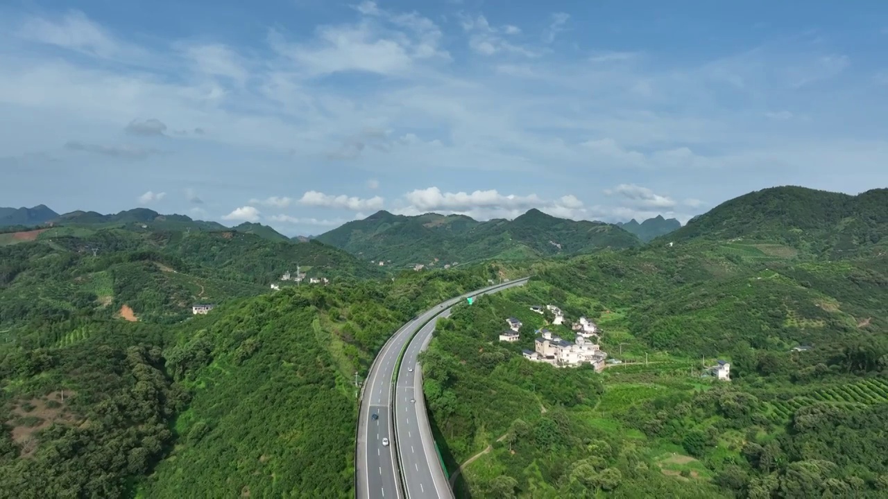 晴朗天空下桂林穿过群山的高速公路视频素材