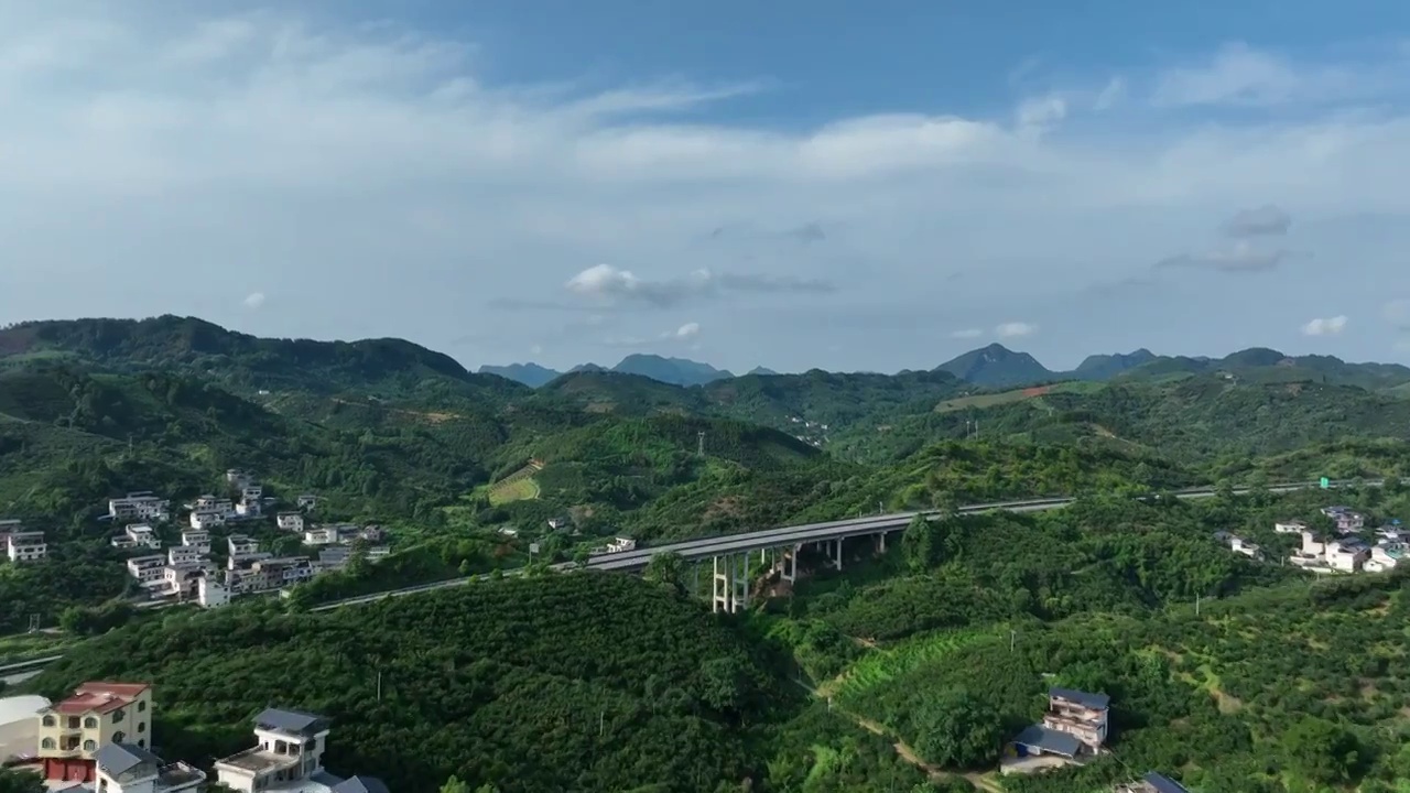 晴朗天空下桂林穿过群山的高速公路视频素材