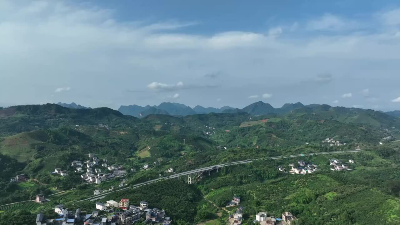 晴朗天空下桂林穿过群山的高速公路视频素材