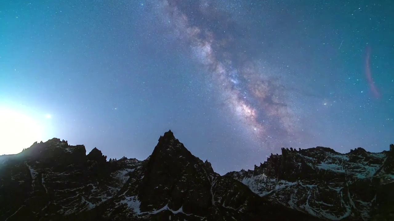 中国四川省阿坝雪山夜景，星空银河延时视频视频下载