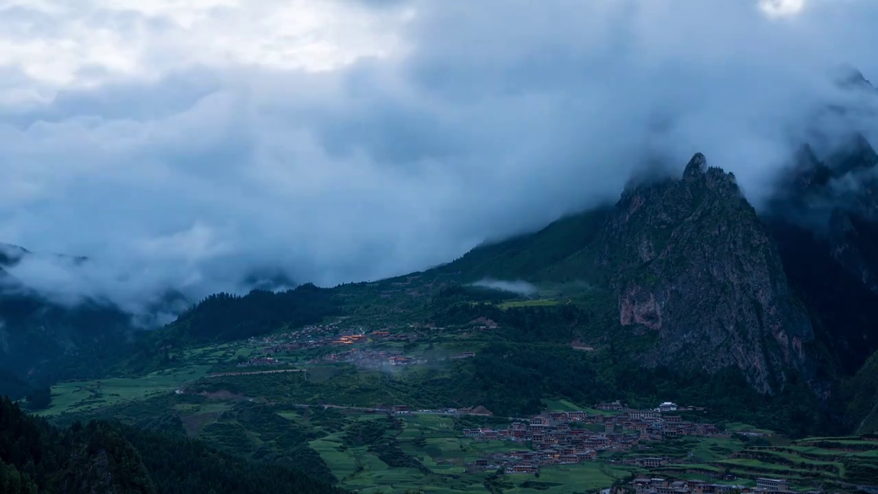 雨后山寨，云雾缭绕，日转夜延时摄影视频素材