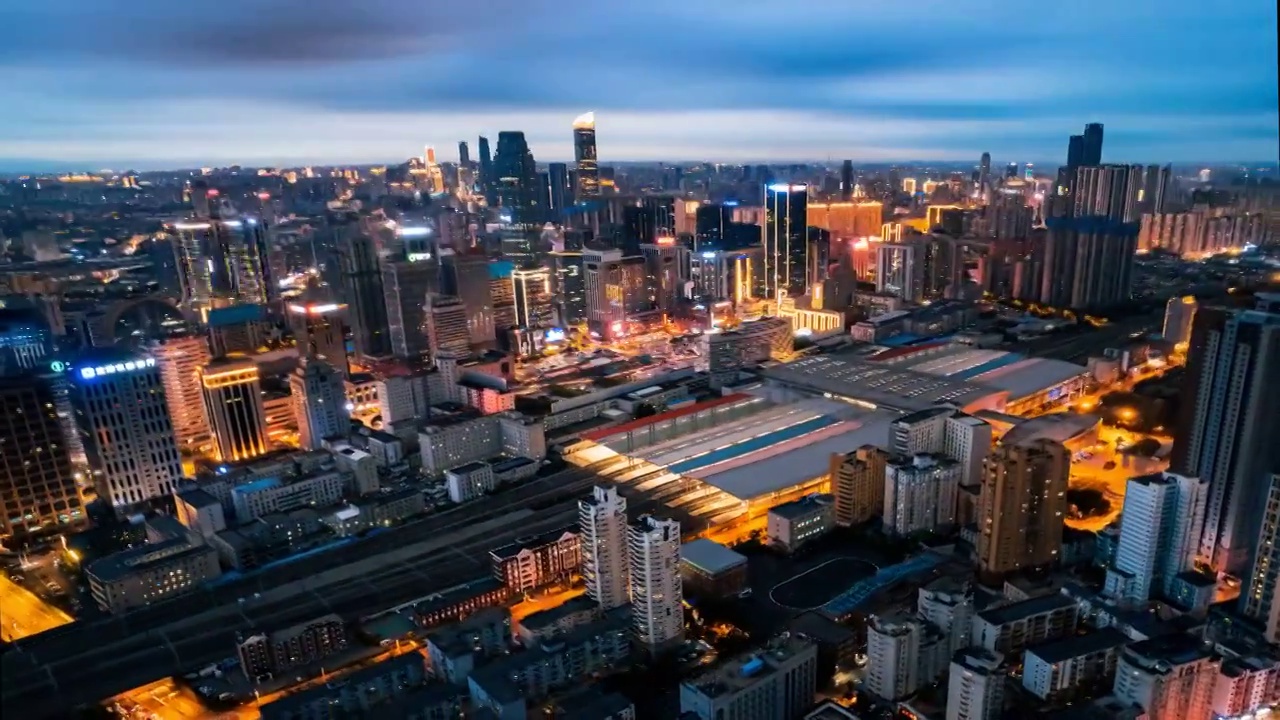 中国东北辽宁沈阳城市夜景航拍沈阳北站高铁视频素材