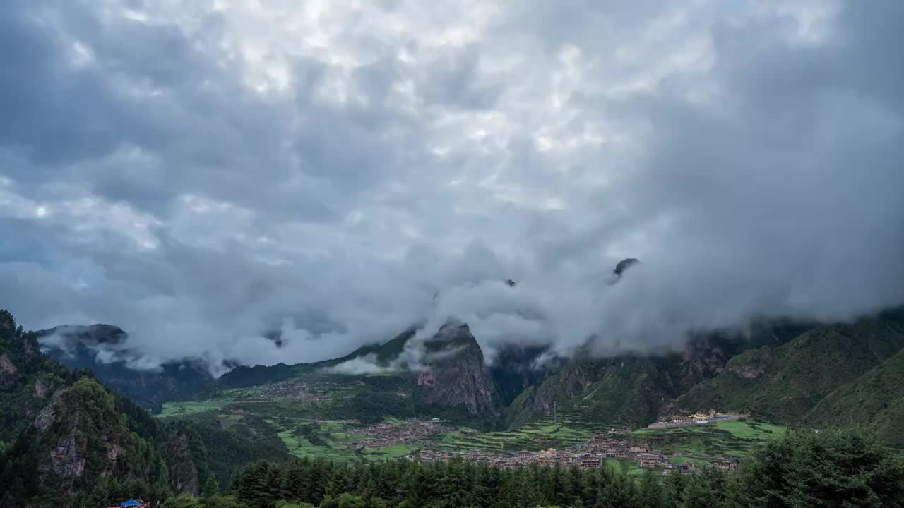 雨后扎尕那，云腾雾绕，宛若仙境视频素材