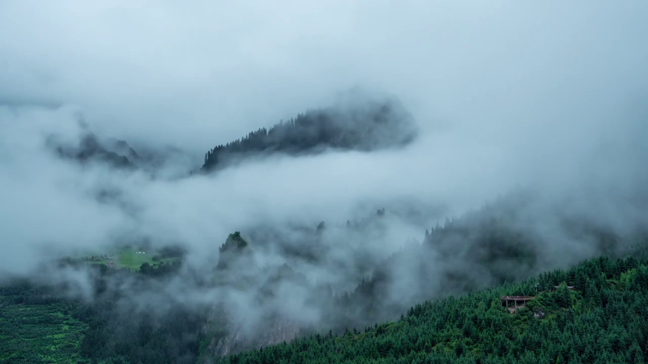 早晨，山间雾气缭绕视频素材