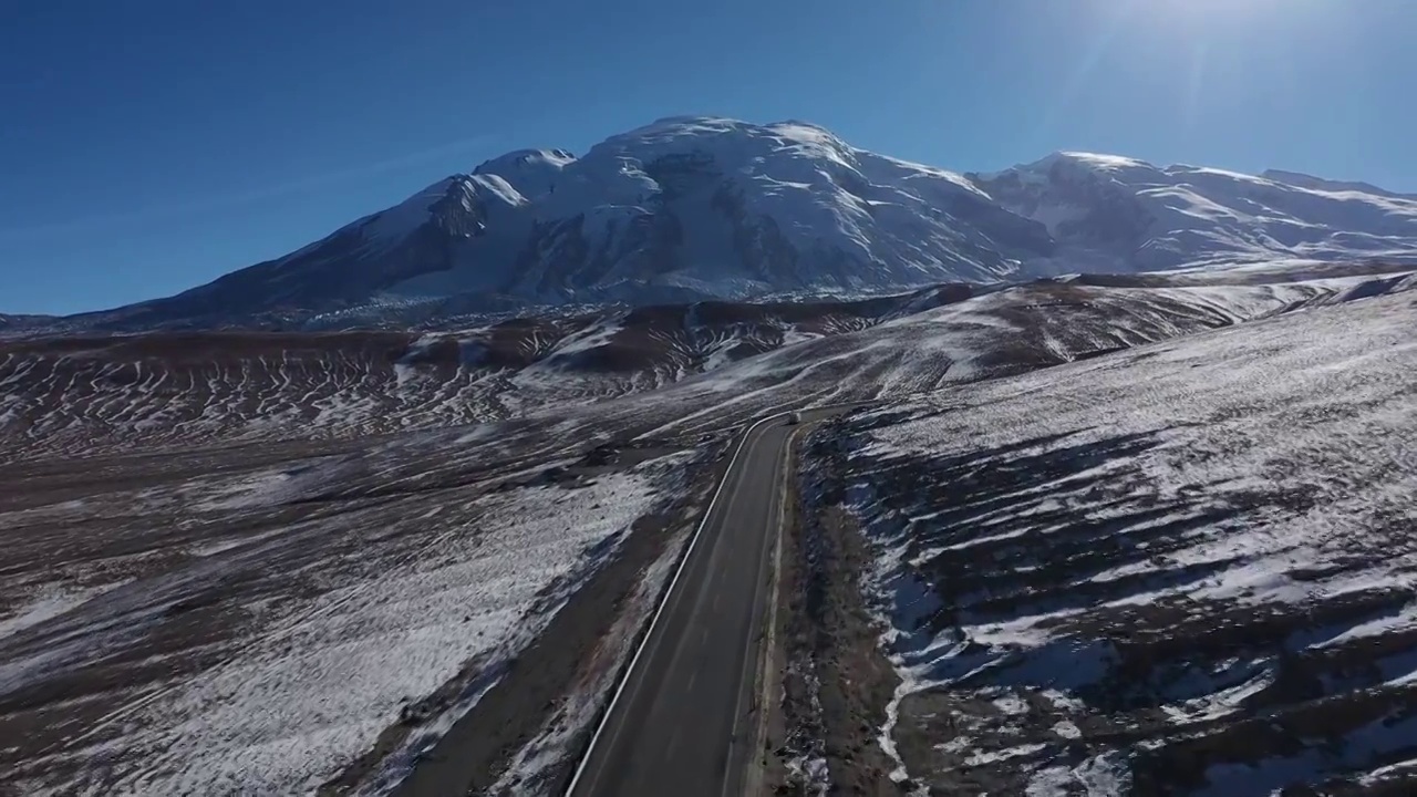 新疆喀什帕米尔高原雪山中巴公路风光视频素材