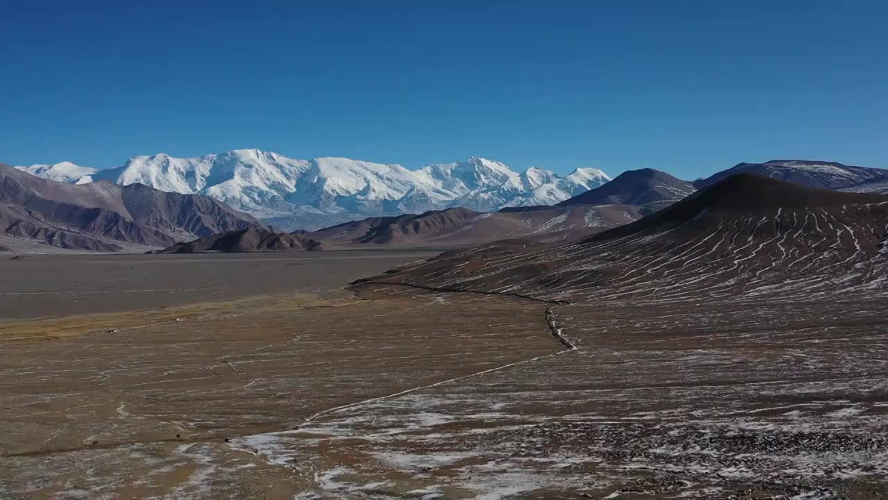 新疆喀什帕米尔高原雪山中巴公路风光视频素材