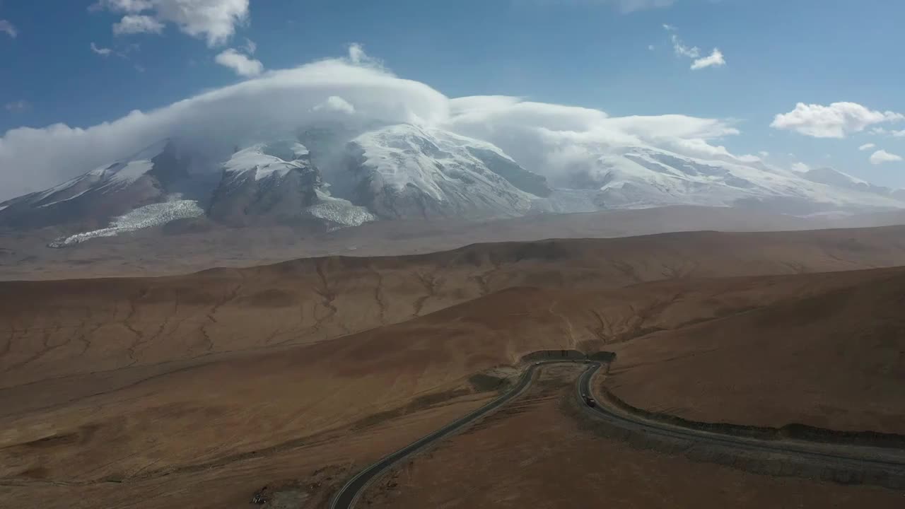 新疆喀什帕米尔高原雪山中巴公路风光视频素材