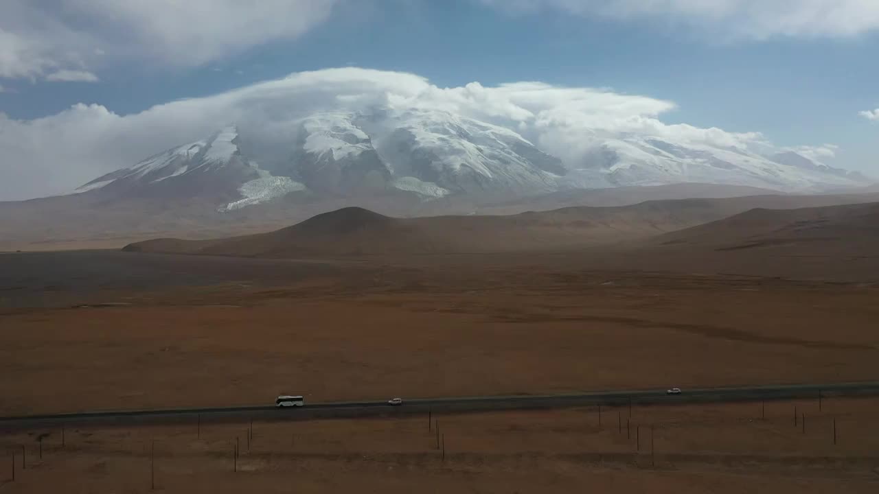 新疆喀什帕米尔高原雪山中巴公路风光视频素材